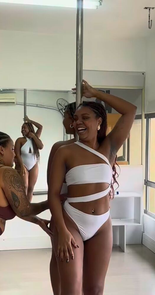 Aluna sorrindo durante a aula no estúdio