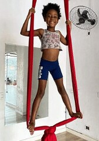 Aluna no tecido acrobático