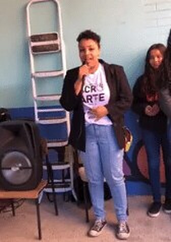 Susi Alves apresentando o projeto social em uma escola