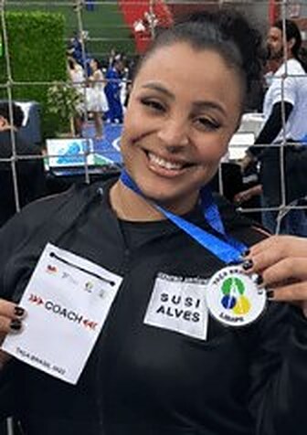 Susi Alves com medalha no Campeonato Brasileiro