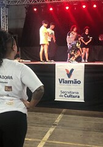 Apresentação de pole esporte na Mostra de Dança de Viamão