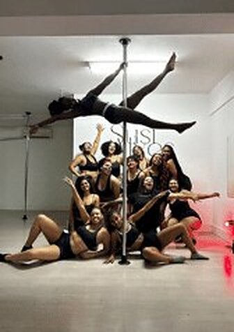 Grupo de mulheres no estúdio de pole