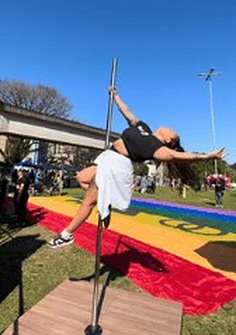 Apresentação de pole ao ar livre no Ocupa Sapatão